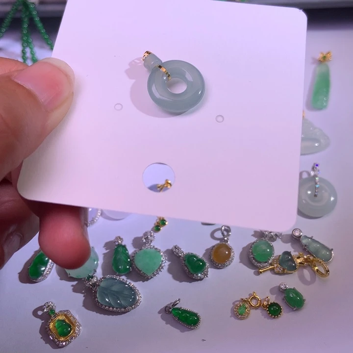 翡翠18K金镶嵌颈饰