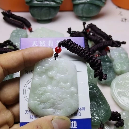 翡翠未镶嵌颈饰挂件