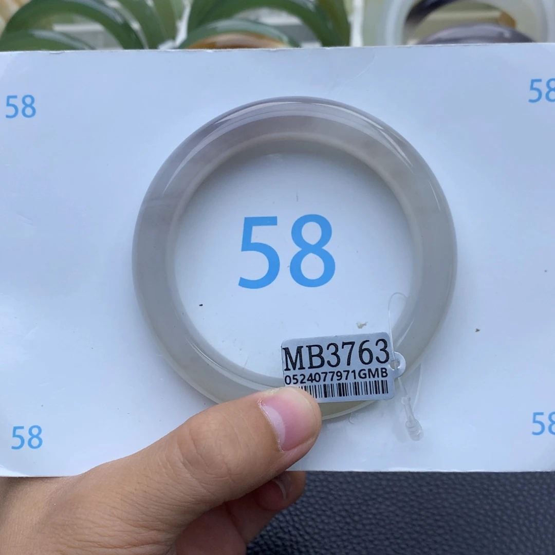 和田玉手镯未镶嵌嘚**?