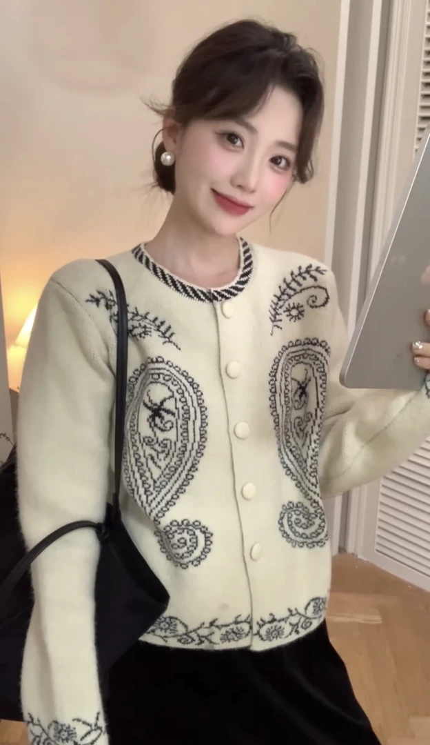 韩系简约复古绣花腰果花图案针织衫长袖女秋冬装新款百搭软糯上衣