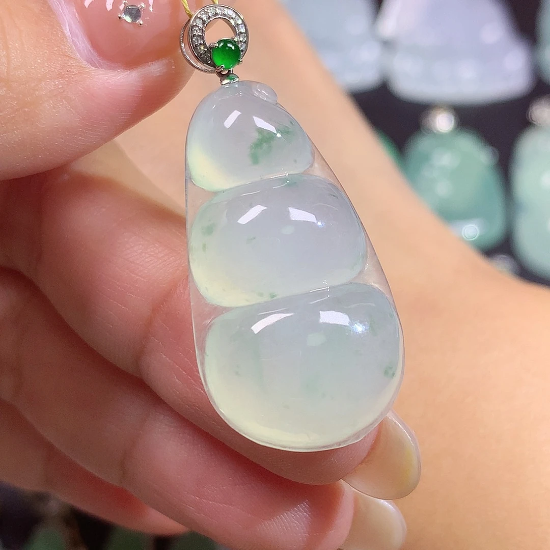 翡翠18K金镶嵌颈饰福豆