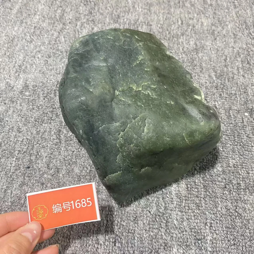 新疆玉料原石发一件编号1685