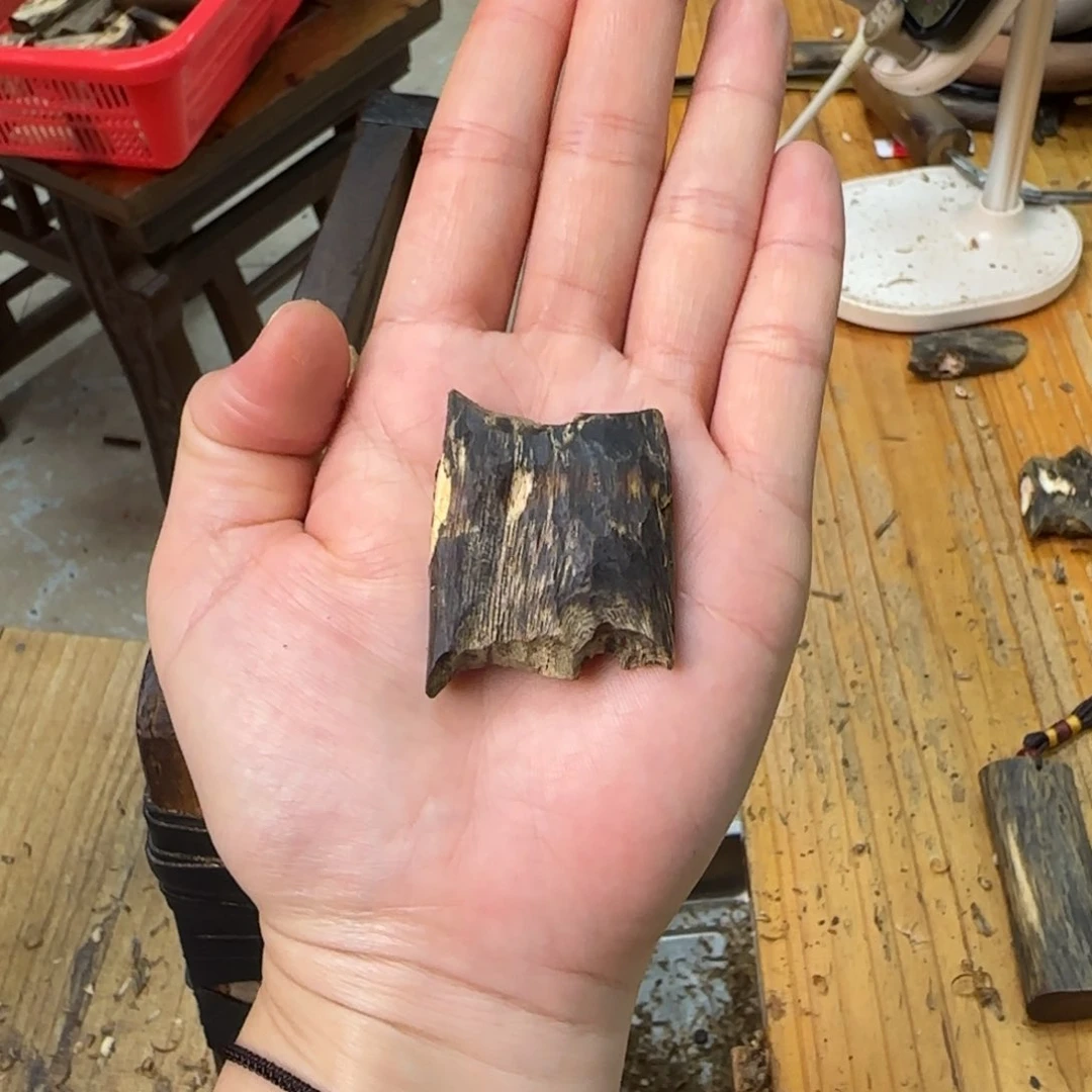 沉香吊坠素牌虫漏孔料9.3克