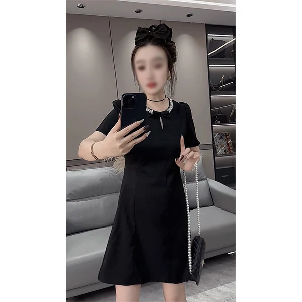 欧货设计感精致减龄千金风圆领纯色连衣裙气质百搭收腰显瘦小个子