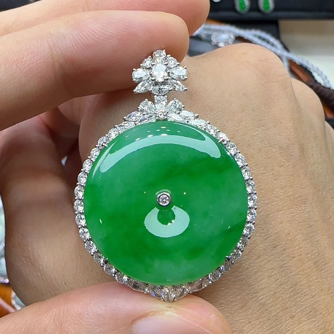 颈饰18K金镶嵌翡翠天然翡翠