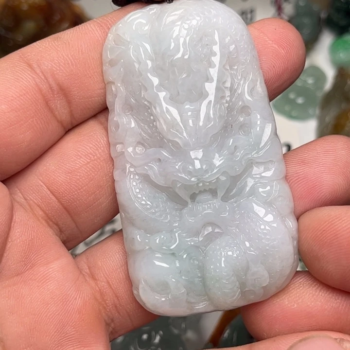 翡翠未镶嵌颈饰龙