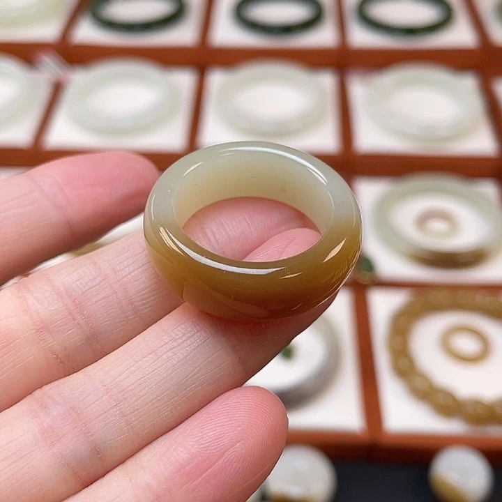 和田玉未镶嵌戒圈