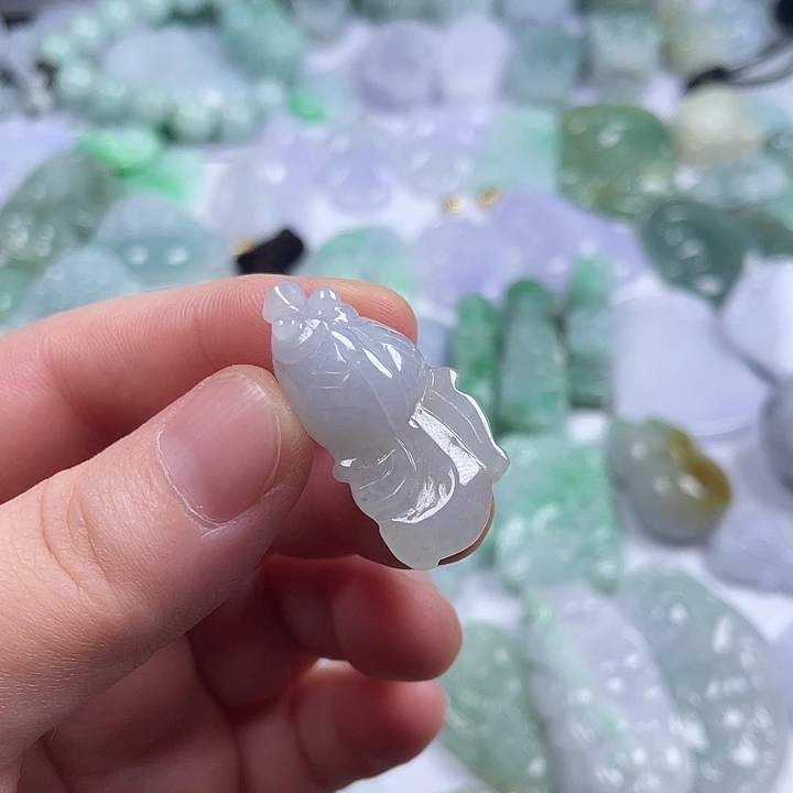 翡翠未镶嵌颈饰金鱼