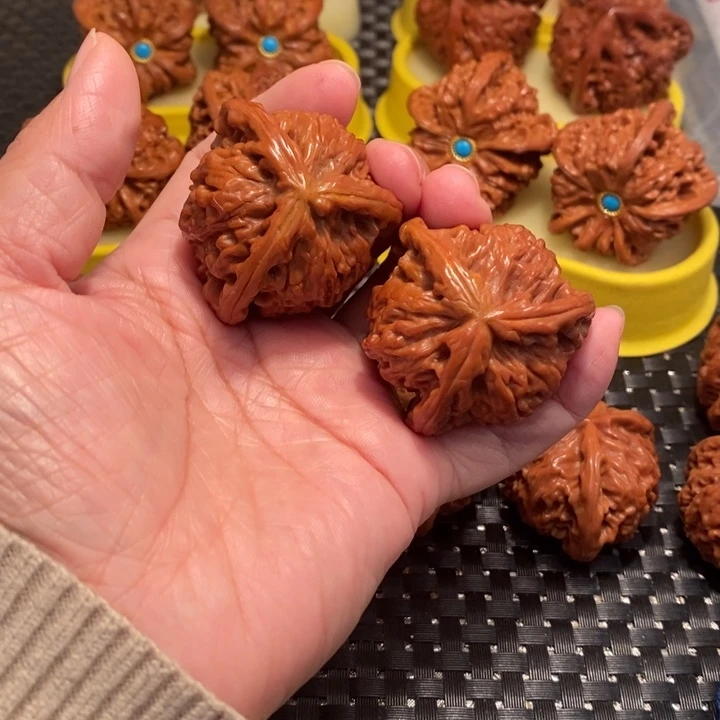 文玩核桃吊坠白狮子正奔……