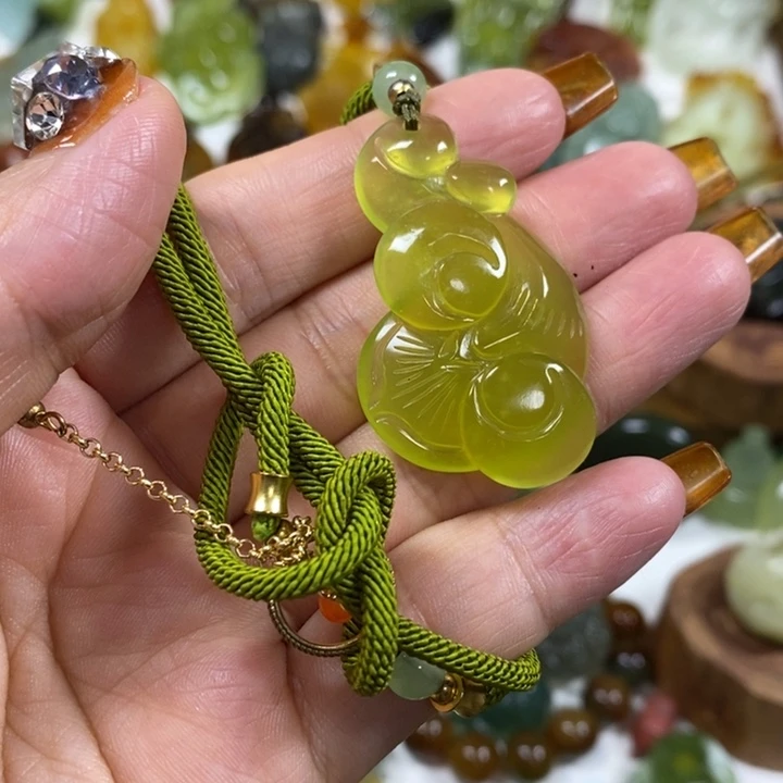 未镶嵌蛇纹石玉吊坠