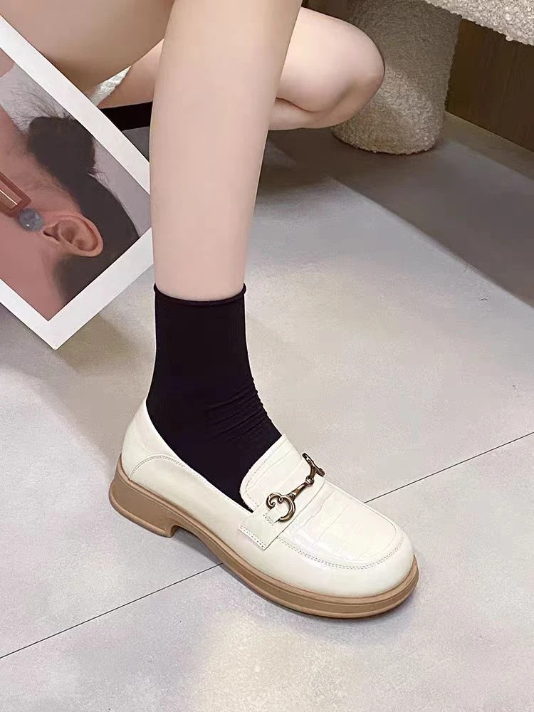 新款英伦单鞋女乐福鞋平跟圆头中口休闲秋季时尚2632A