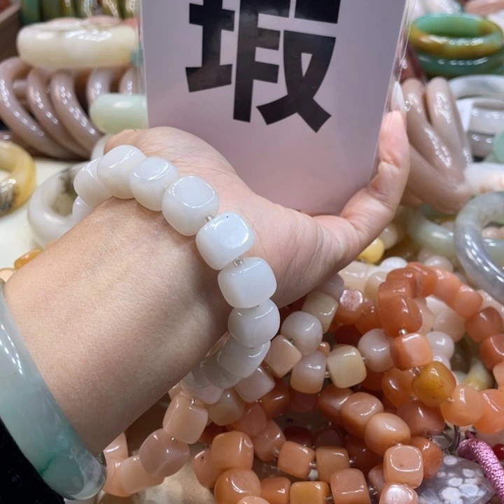 N***a石英质玉未镶嵌珠宝奇石