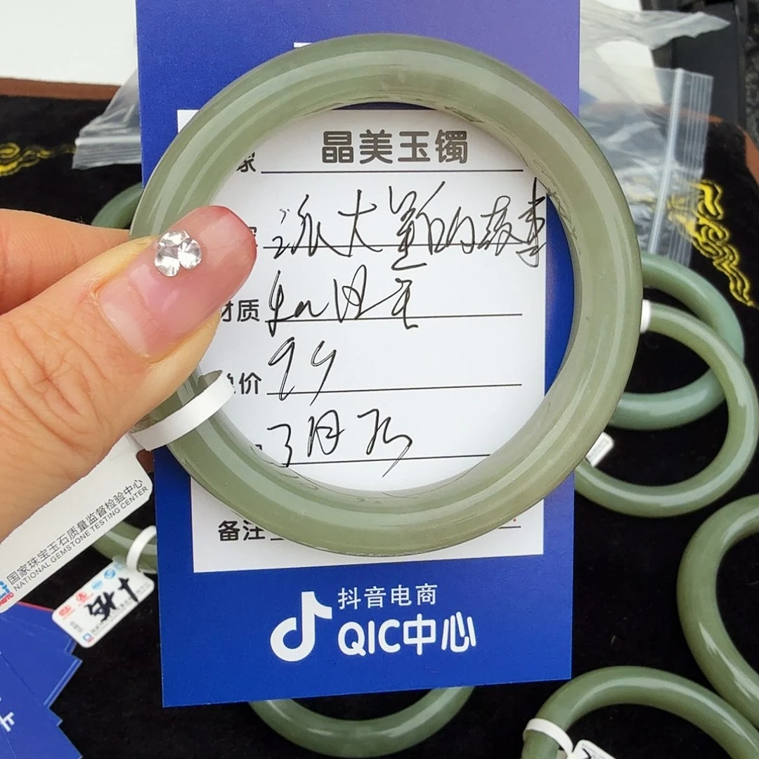 和田玉手镯未镶嵌派****事