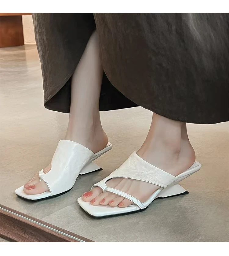 夏季法式方头简约夹趾一脚蹬小众气质坡跟露趾舒适凉拖