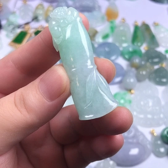 自***V翡翠未镶嵌颈饰竹节