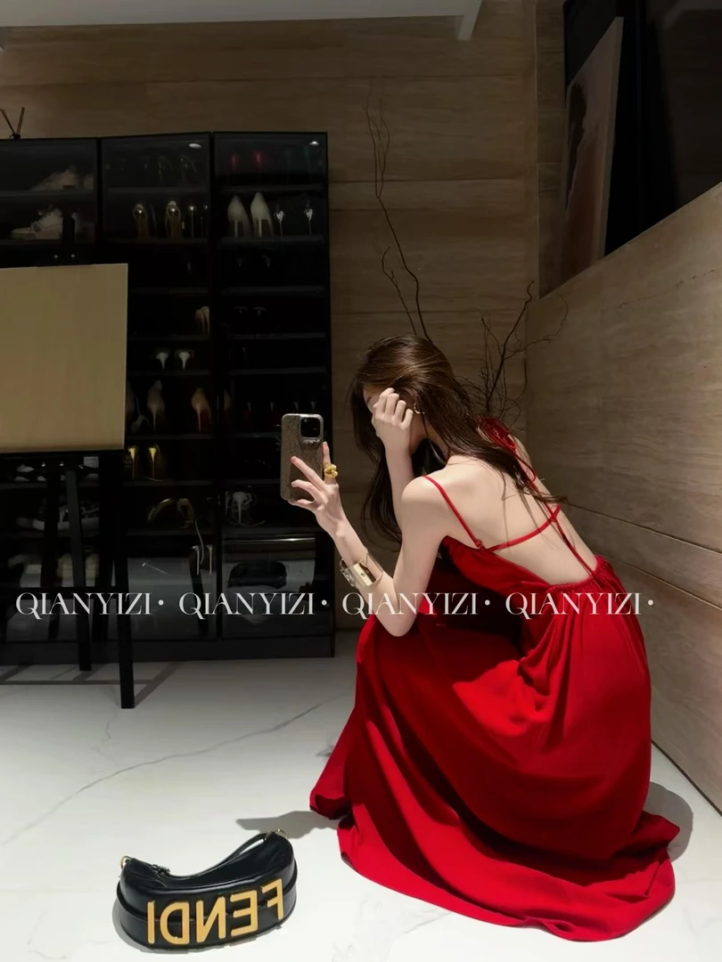 性感时尚纯欲高级感红色V领吊带连衣裙子女小众设计春季新款气质