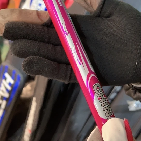 瑕疵粉色短节抄网杆。