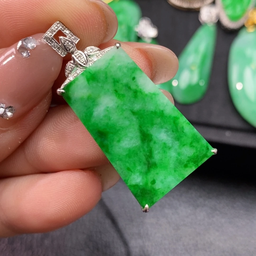 翡翠颈饰18K金镶嵌翡翠