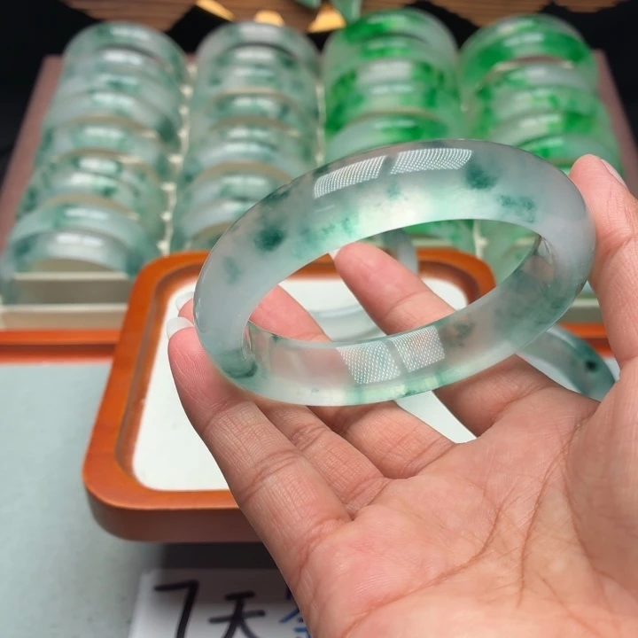 可***子石英质玉未镶嵌手镯