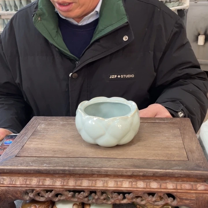 摆件天青釉莲花底座