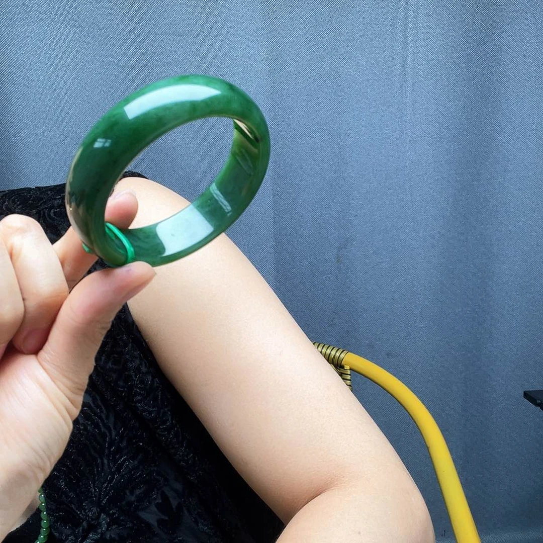 和田玉手镯未镶嵌曼****扣