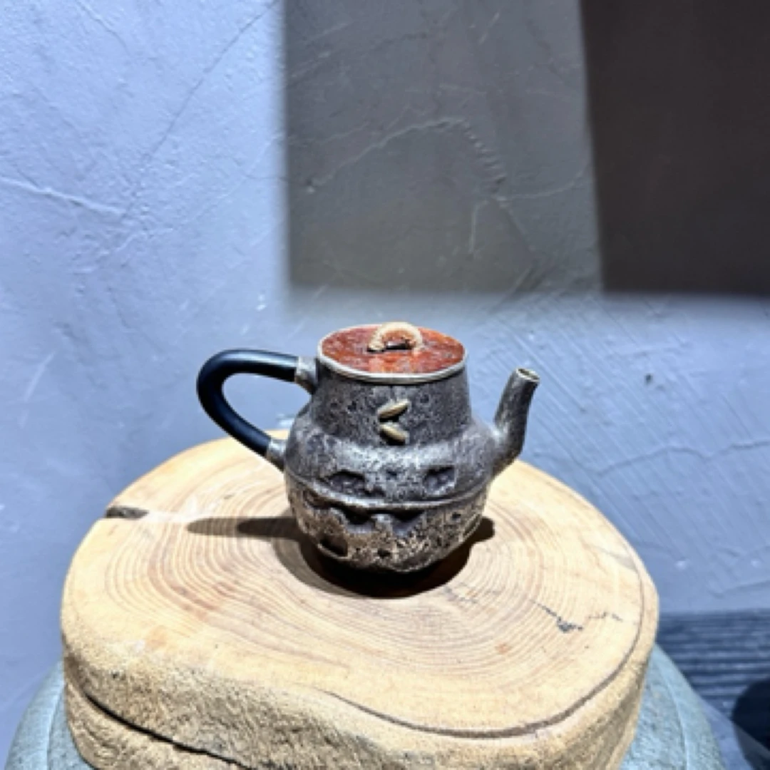 手工锻打泡茶壶一张打