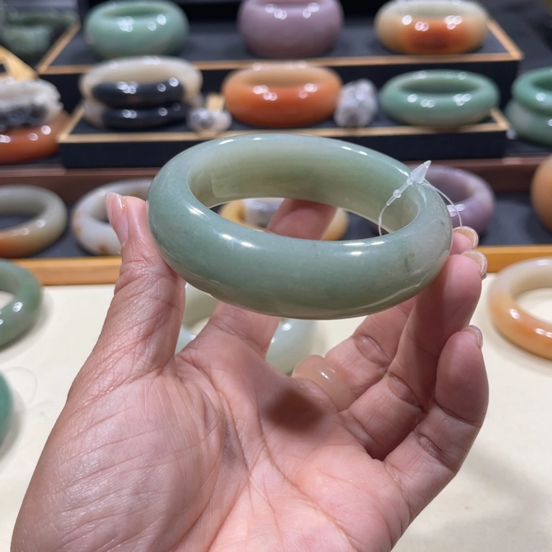 未镶嵌手镯石英岩玉