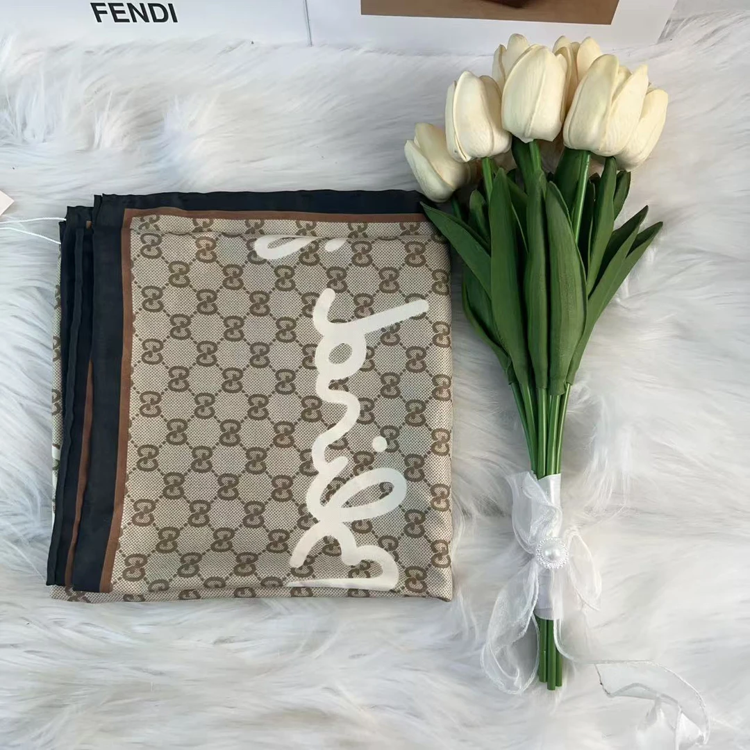 95新 GUCCI/古驰 古驰棕色百搭款方巾xh015