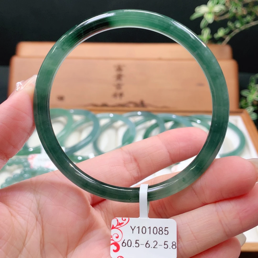 翡翠手镯未镶嵌天然