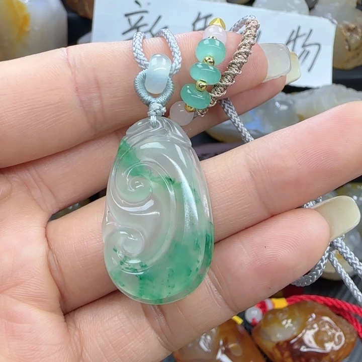 石英质玉合金吊坠