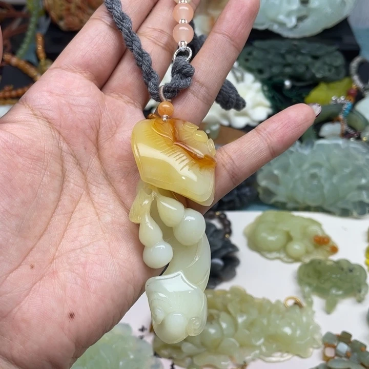 蛇纹石玉未镶嵌颈饰