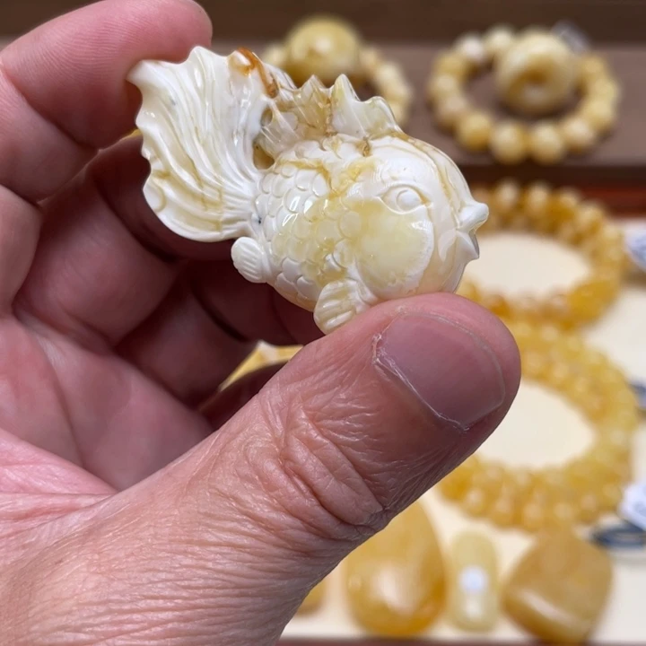 大***言琥珀未镶嵌颈饰蜜蜡吊坠