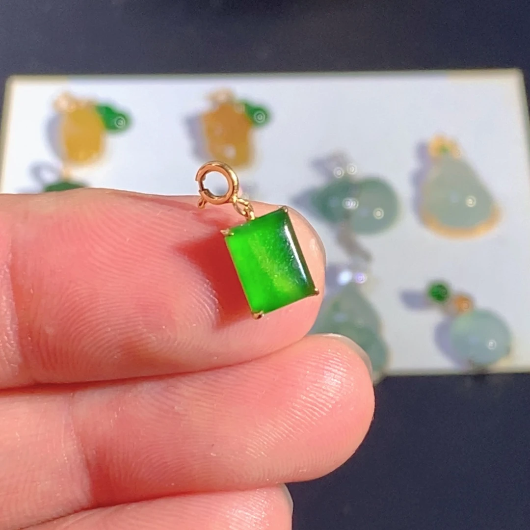 颈饰18K金镶嵌翡翠…………