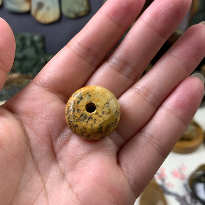 透闪石质玉未镶嵌颈饰