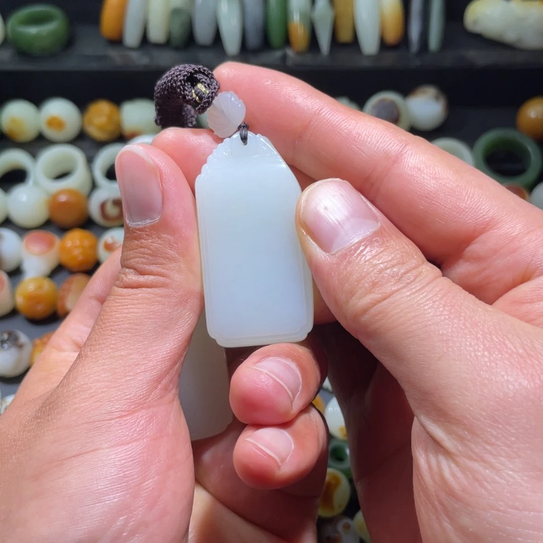 和田玉颈饰未镶嵌邹**雕