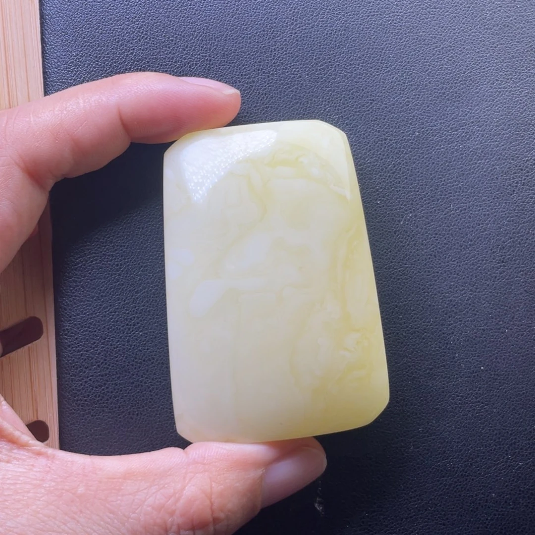琥珀未镶嵌颈饰天然的琥珀蜜蜡