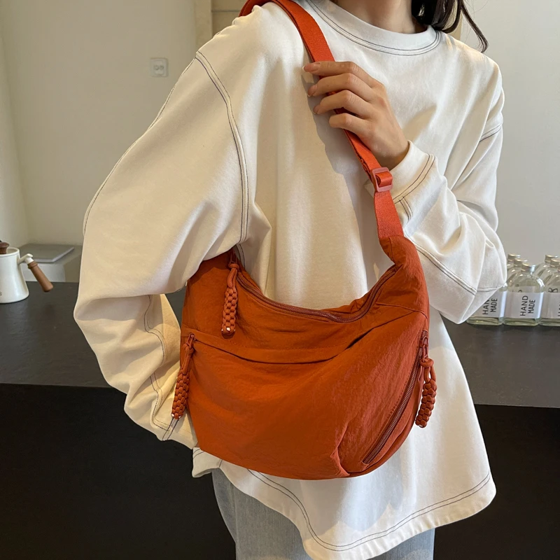大容量单肩饺子包女2025新款潮复古纯色百搭包小众休闲尼龙斜挎包