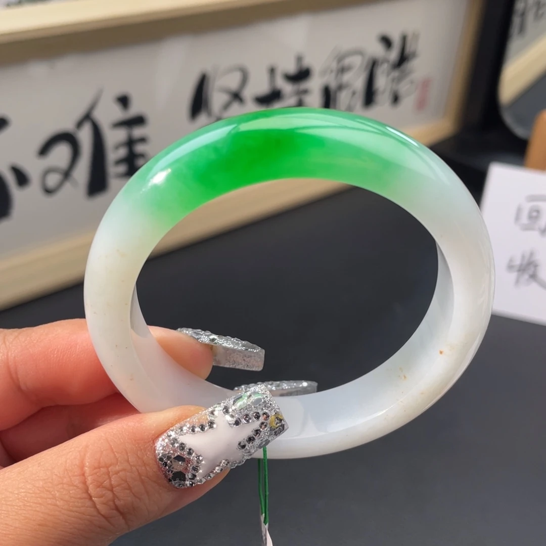 翡翠未镶嵌手镯【毕业强推】辣绿白底青正圈手镯，小六三开现询