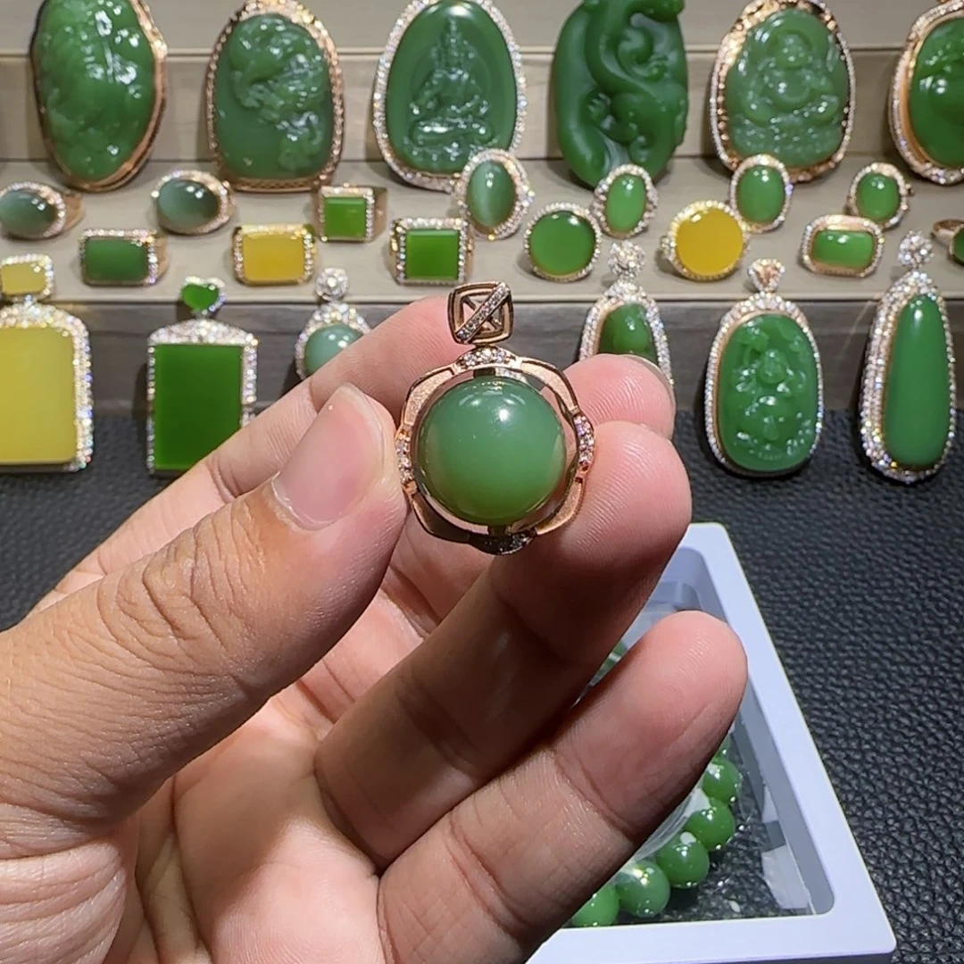 18K金镶嵌和田玉（碧玉）挂件大**.