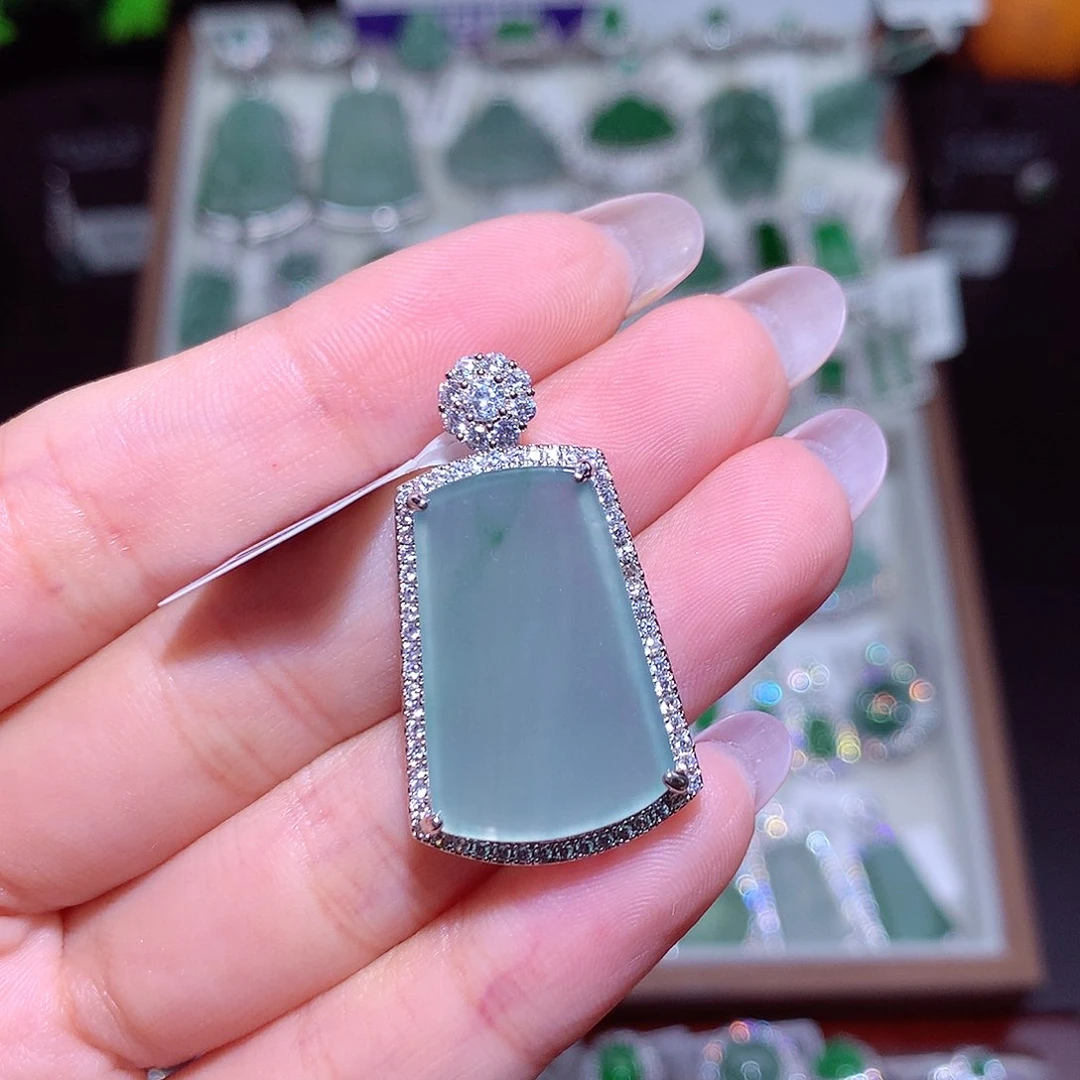 翡翠未镶嵌颈饰翡翠(配链子)