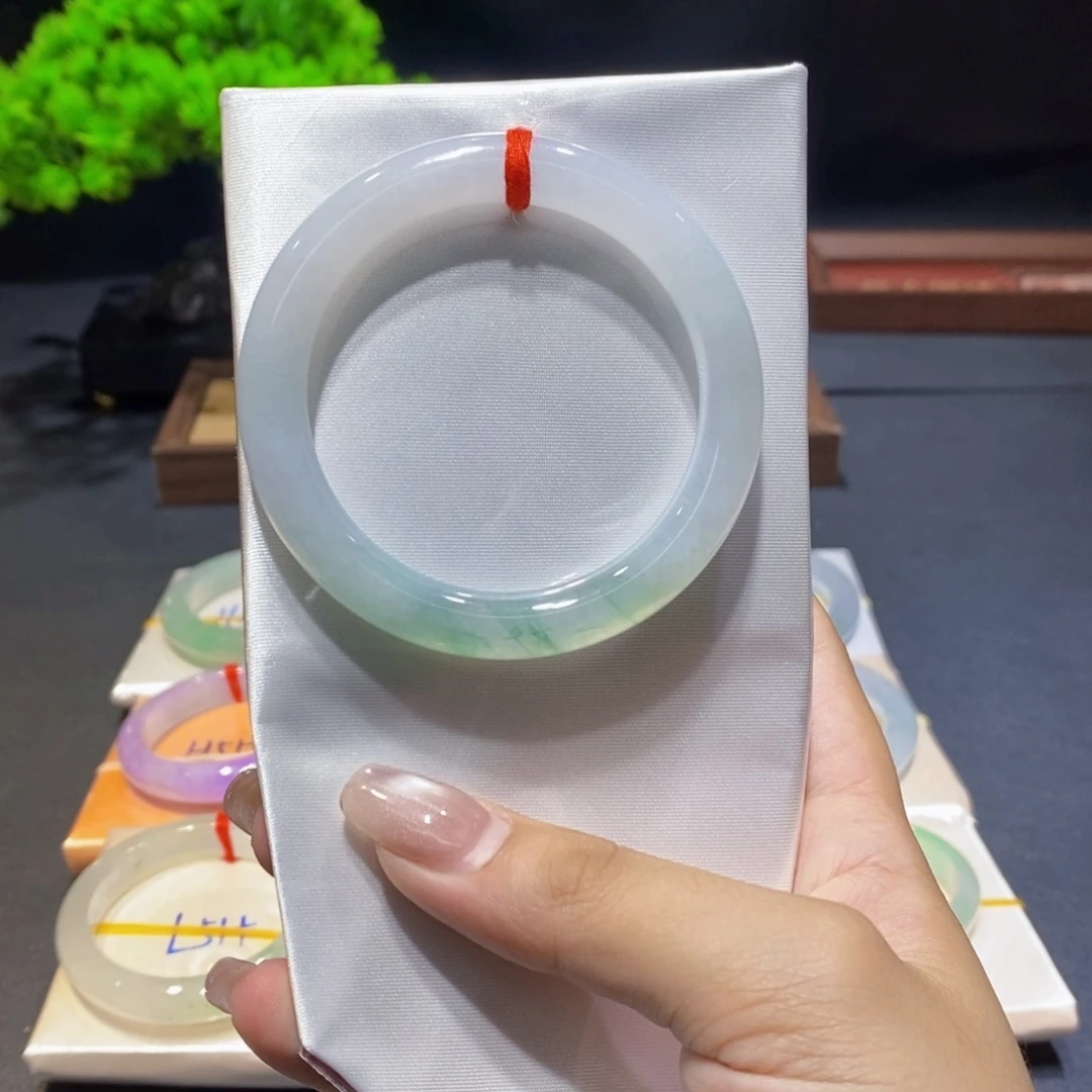 翡翠手镯未镶嵌翡翠手镯
