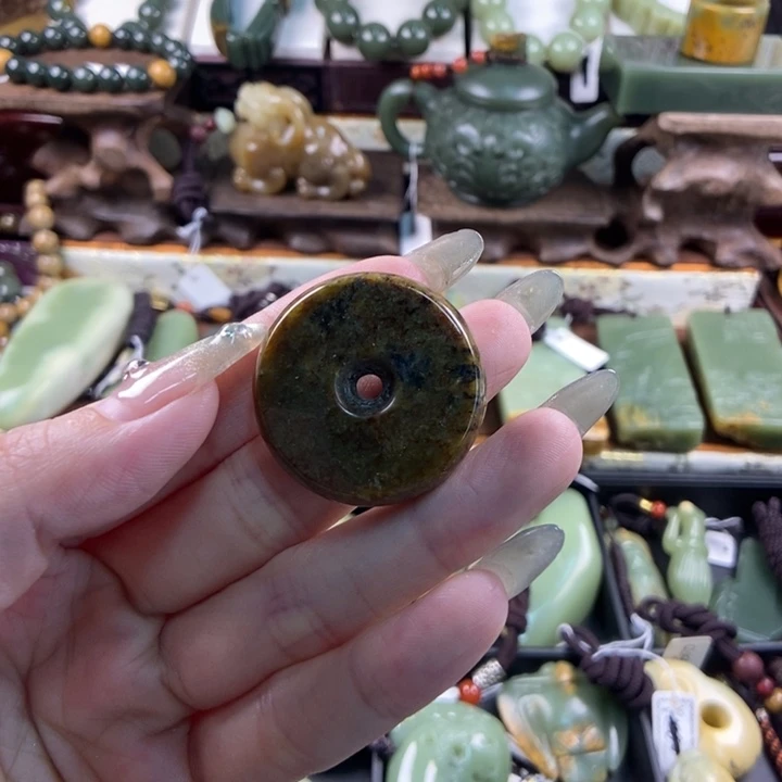 颈饰未镶嵌岫岩河磨玉（透闪石质玉）