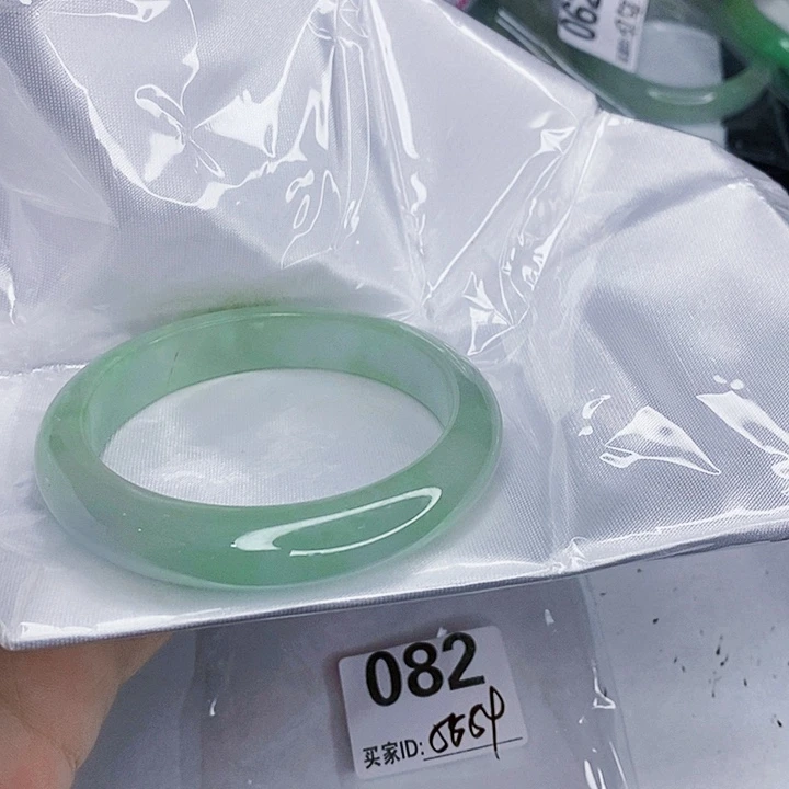 翡翠未镶嵌手镯一图一物实物为准（微瑕处理）