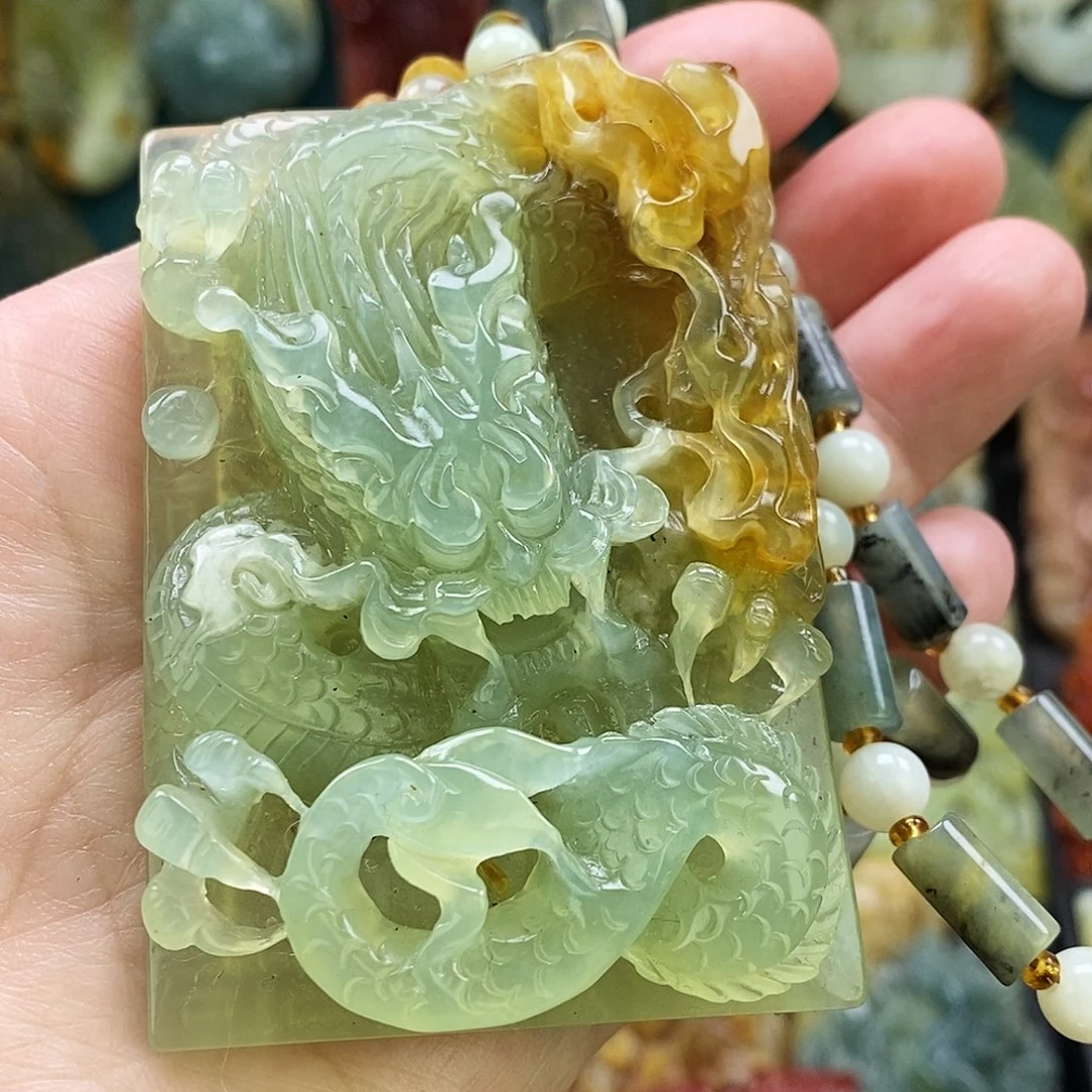 蛇纹石玉未镶嵌颈饰龙