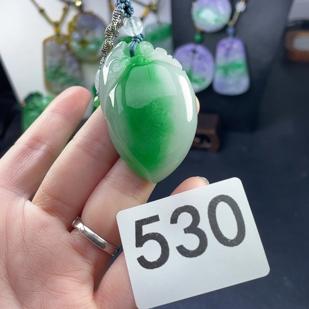 翡翠未镶嵌吊坠(赠链)