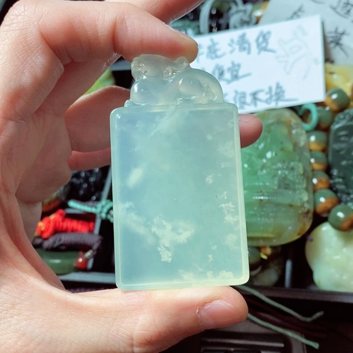 蛇纹石玉颈饰未镶嵌青**麟