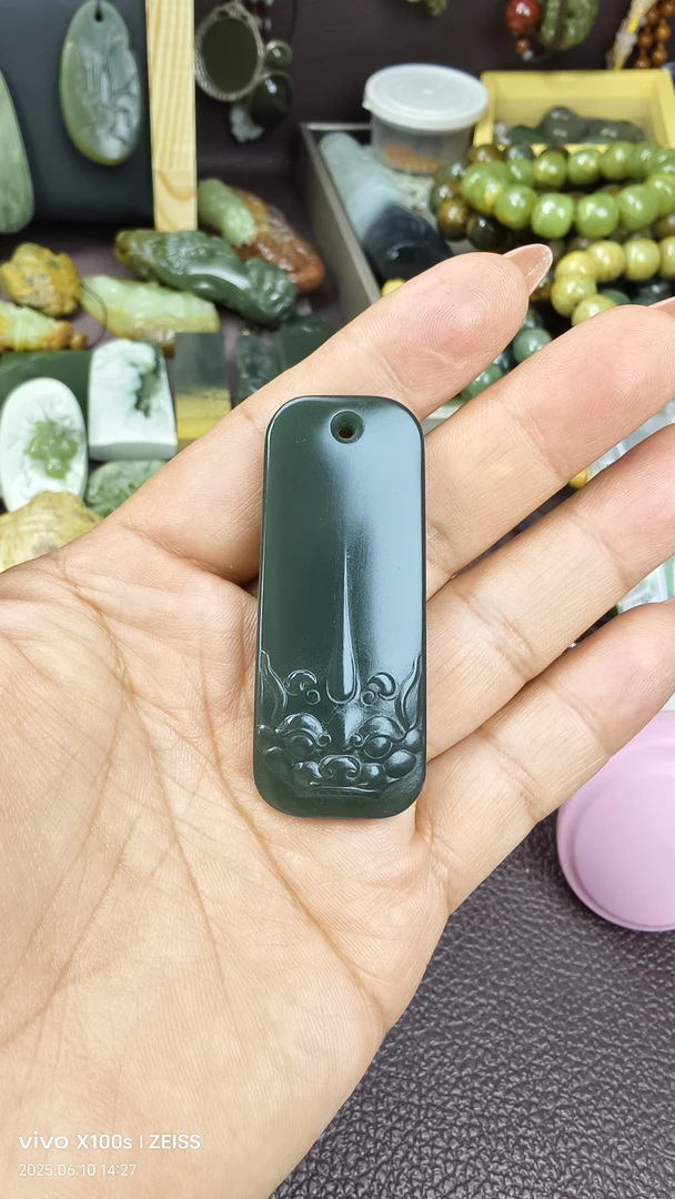 和田玉精品兽面挂件
