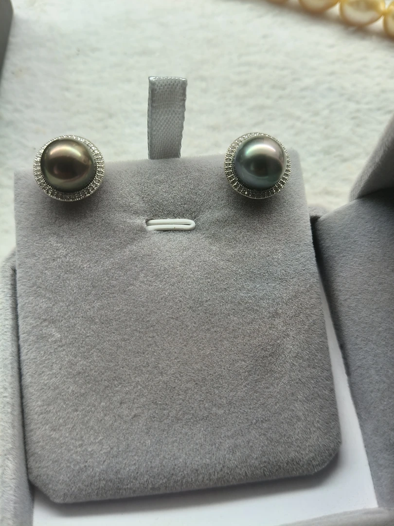 大溪地黑珍珠耳钉神秘高级，美观大方上档次。