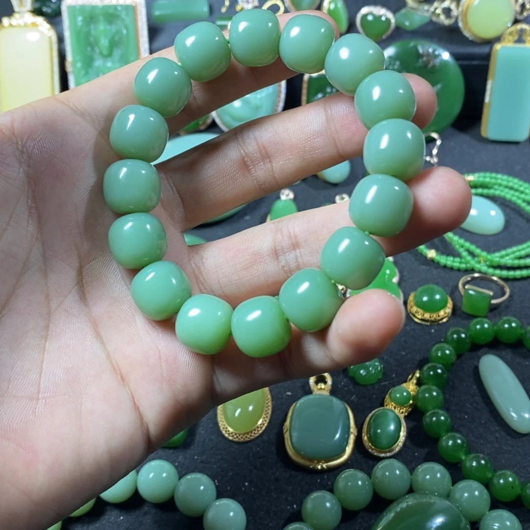 颈饰未镶嵌和田玉（碧玉）