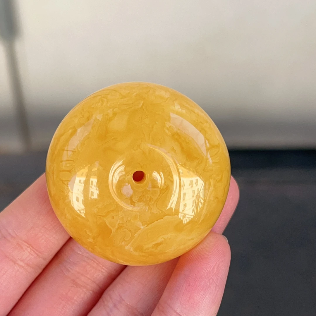 俄料满蜡鸡油黄蜜蜡平安扣吊坠，32克，无瑕，尺寸43.7～25mm